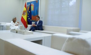 El presidente del Gobierno, Pedro Sánchez , conversa con la vicepresidenta segunda y ministra de Trabajo y Economía Social, Yolanda Díaz, durante un encuentro celebrado este martes en el Palacio de la Moncloa.