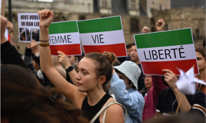 Una joven levanta el puño en las protestas de Irán tras la muerte de Mahsa Amini.