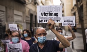 Varias personas participan en una manifestación convocada contra la gestión de la presidenta de la Comunidad de Madrid en los geriátricos durante la pandemia.