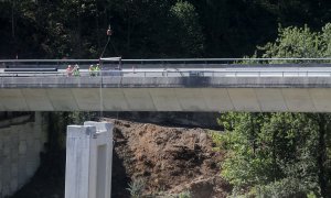 Grúas y operarios trabajan durante el desmontaje de las pilas 1 y 2 del viaducto de O Castro, en el kilómetro 430 sentido A Coruña de la autovía A-6. E.P./Carlos Castro