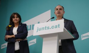 La líder de JxCat, Laura Borràs, y el secretario general, Jordi Turull, en la rueda de prensa donde anunciaban los resultados de la votación de los militantes para decidir su salida del Govern.
