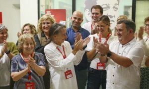 La portavoz socialista Marisol Garmendia (5i) aplaude tras ser elegida este domingo, imponiéndose al exalcalde Odón Elorza, como candidata socialista a la alcaldía de San Sebastián para las elecciones municipales de 2023.