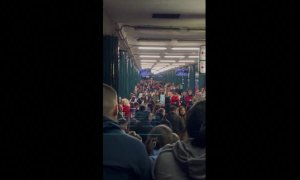 Cientos de ucranianos se consuelan cantando en el metro durante el bombardeo a Kiev