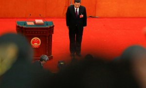 El presidente chino, Xi Jinping, hace una reverencia ante los delegados de la Asamblea Popular Nacional (APN) después de ser confirmado presidente para otro mandato, en el Gran Salón del Pueblo, en Pakín, en marzo de 2018. REUTERS/Thomas Peter