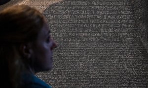 11/10/2022-Un miembro del personal observa la Piedra Rosetta expuesta en la exposición "Jeroglíficos: descubriendo el antiguo Egipto" en el Museo Británico, en Londres, el 11 de octubre de 2022.