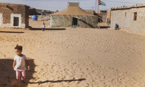 Una niña camina por los campamentos de refugiados saharuis, en Tinduf (Argelia). — MARTA GONZÁLEZ