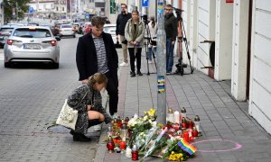 Homenaje floral a los hombres asesinados en el ataque homófobo en Bratislava.
