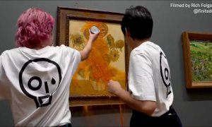 Momento en el que dos activistas de 'Just Stop Oil' lanzan tomate sobre el cuadro 'Los Girasoles' de Vincent van Gogh, en Londres a 14 de octubre de 2022.