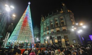 El alcalde de Vigo, Abel Caballero, interviene durante el apagado del alumbrado navideño desde el árbol de Policarpo Sanz, a 16 de enero de 2022, en Vigo, Galicia, (España)