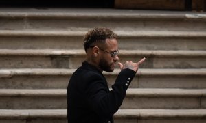 El delantero del Paris Saint-Germain Neymar Da Silva a su salida del juicio por el 'caso Neymar 2', en la Audiencia de Barcelona, a 17 de octubre de 2022, en Barcelona.