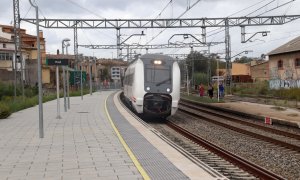 18/10/2022 - Un tren de mitja distància surt de l'estació de Flaçà.