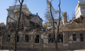Un edificio administrativo en Jarkov, noreste de Ucrania, destruido por los bombardeos rusos, a 18 de octubre de 2022.