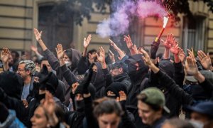 Un grupo de manifestantes encienden bengalas durante una movilización en París, a 18 de octubre de 2022.