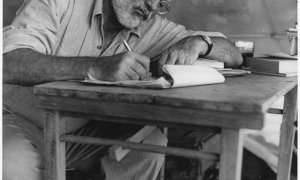 Ernest Hemingway escribe apoyado en una mesa durante una estancia en Kenia