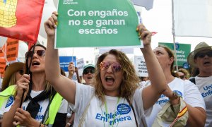 18/06/2022 Una mujer sostiene una pancarta durante una manifestación contra el “abandono” de la sanidad pública en Madrid