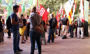 Participants en la concentració de sindicats d'avui a les portes del Departament d'Educació