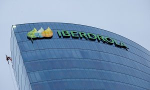 El logo de la eléctrica Iberdrola en lo alto de su sede en Bilbao. REUTERS/Vincent West