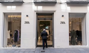 Un hombre entra en una tienda Zara, a 5 de marzo de 2022, en Madrid (España).