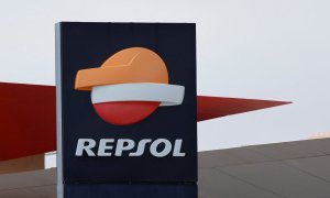 El logo de Repsol en una estación de servicio de la petrolera en la localidad canaria de Vecindario, en Gran Canaria. REUTERS/Borja Suarez