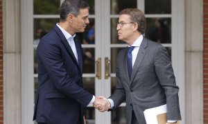 El presidente del Gobierno, Pedro Sánchez, junto al líder del PP en Moncloa el pasado 11 de octubre.
