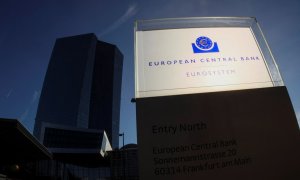 El logo del BCE delante del rascacielos donde tiene su sede en Fráncfort. REUTERS/Wolfgang Rattay