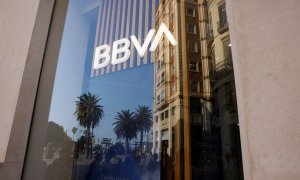 El logo de BBVA en el escaparate de una sucursal del banco en Málaga. — Jon Nazca / REUTERS