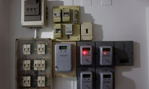Contadores de electricidad en un bloque de viviendas en la localidad malagueña de Ronda. REUTERS/Jon Nazca