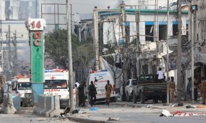 Varias ambulancias estacionan cerca de edificios destruidos tras la explosión de un coche bomba frente al Ministerio de Educación en Mogadiscio, Somalia, a 29 de octubre de 2022.