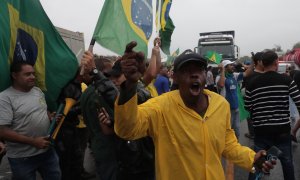 Grupos de camioneros bloquean carreteras en Río de Janeiro (Brasil).