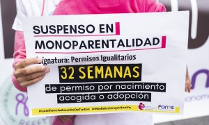 Una mujer sostiene una pancarta en una concentración de madres solteras, en el Congreso de los Diputados, a 29 de septiembre de 2022, en Madrid (España).