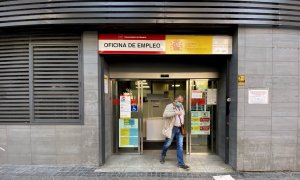 Un hombre sale de una oficina de empleo en Madrid, a 4 de octubre de 2022.