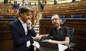 26/10/2022.- Los diputados de Unidas Podemos Jaume Asens (i) y Pablo Echenique conversan a su llegada al pleno en el que se debatirá la primera jornada del debate de totalidad del proyecto de Presupuestos Generales del Estado de 2023. EFE/ Chema Moya