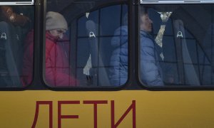 Civiles evacuados desde el distrito de Novokakhovsk,, en Jersón, llegan a Dzhankoi, en Crimea, a 2 de noviembre de 2022.