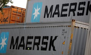 El logo de Maersk en sus contenedores en la Zona Franca de Barcelona. REUTERS/Albert Gea
