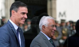 El presidente del Gobierno, Pedro Sánchez, junto al primer ministro de Portugal, Antonio Costa, este viernes en Viana do Castelo.