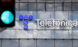 El logo de Telefónica, en su sede operativa en la zona norte de Madrid.. REUTERS/Sergio Perez