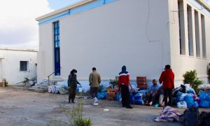 05/10/2022 Un grupo de migrantes se cobija en el viejo edificio de una escuela, en la isla griega de Citera