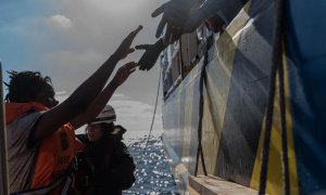 Una de las 95 personas rescatadas en el Mediterráneo central esta semana por el barco Rise Above de la ONG Lifeline.