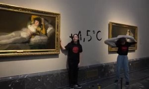 Dos ecologistas se pegan con pegamento a los marcos de las Majas de Goya en el Prado