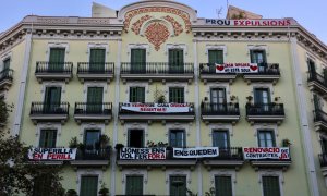 05/11/2022 - La façana de la Casa Orsola, a l'Eixample de Barcelona, amb pancartes per exigir la renovació dels contractes dels veïns.