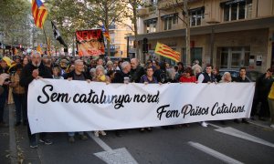 05/11/2022 -La capçalera de la manifestació d'aquest dissabte a Perpinyà contra el Tractat dels Pirineus, amb motiu de la Diada de la Catalunya Nord.