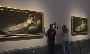 Dos activistas se pegaron a los marcos de 'Las Majas' de Goya en el Museo del Prado, a 5 de noviembre de 2022.