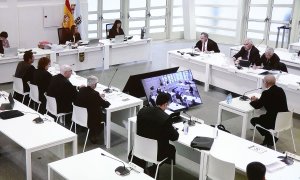 Vista general del juicio por el accidente del Alvia visto desde la pantalla por la que los medios de comunicación lo observan, en la Cidade de la Cultura de Santiago de Compostela, a 6 de octubre de 2022.