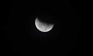 08-11-22 Un eclipse lunar total visto en medio del cielo nublado en Katmandú, Nepal.