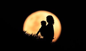 08-11-22 Personas observan el eclipse lunar total en Stanwell Park, Australia.