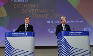 El vicepresidente de la Comisión Europea, Valdis Dombrovskis, y el comisario de Asuntos Económicos, Paolo Gentiloni, prensentan la propuesta para modificar las reglas fiscales sobre el déficit y la deuda pública del Pacto de Estabilidad y Crecimiento. REU