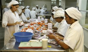 Trabajadoras en una fábrica de medicamentos en Bangladesh. Gran parte de las manufactureras de esta industria altamente contaminante están en los países en desarrollo.