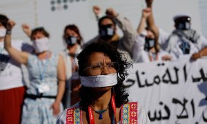 Un grupo de activistas se manifiesta en la COP27 contra la falta de libertades de Egipto, país anfitrión de la Cumbre del Clima.