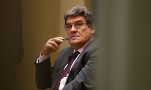 El ministro de Inclusión y Seguridad Social, José Luis Escrivá, pensativo durante una comparecencia.