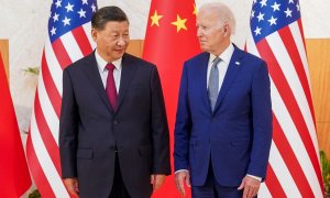 El presidente chino, Xi Jinping (izq), con su homólogo estadounidense, Joe Biden, antes de su reunión bilateral un día antes de la Cumbre del G-20 en Bali, Indonesia.  REUTERS/Kevin Lamarque